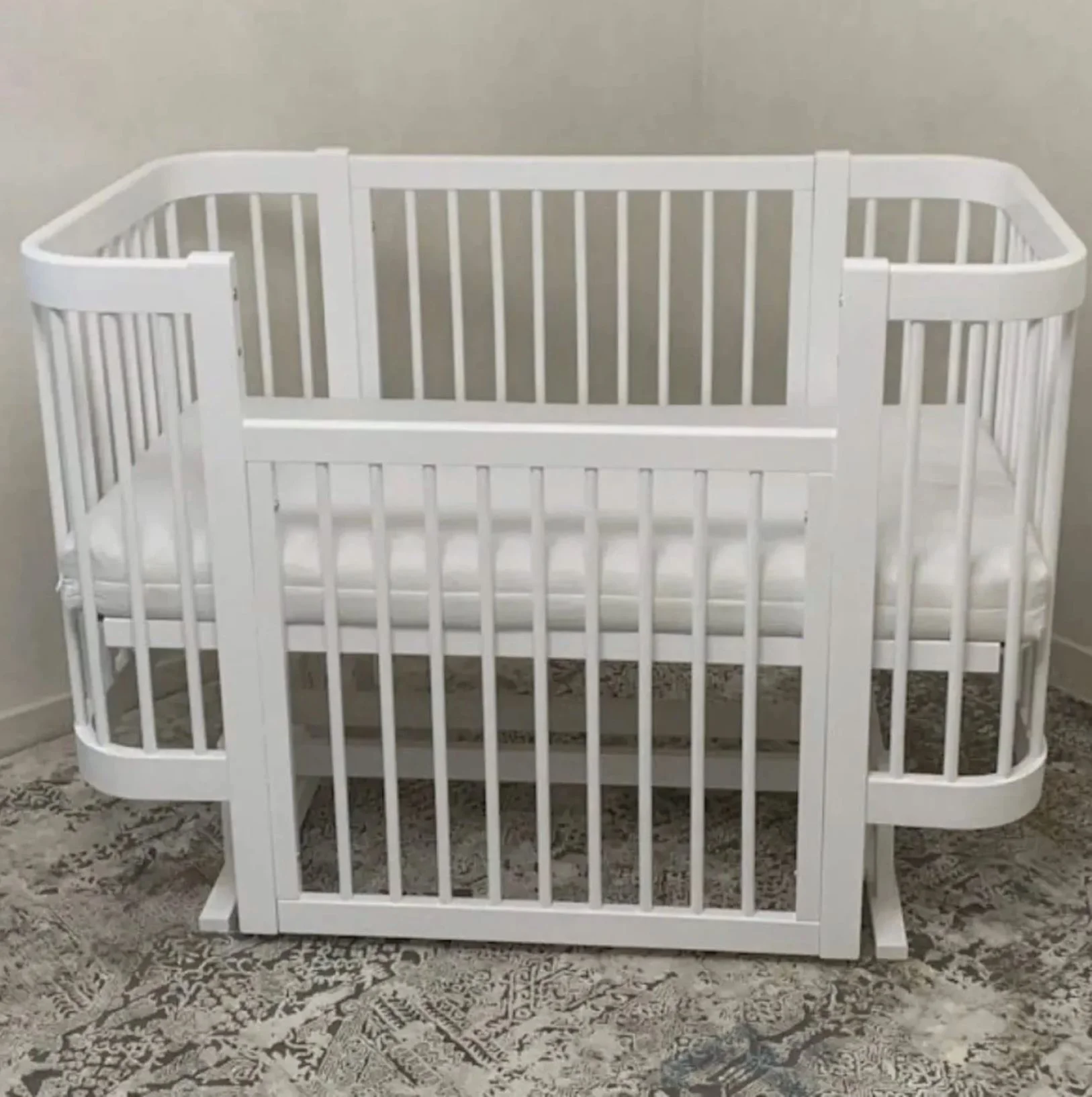 image for Детская кроватка Кузя Elza с продольными качелями, Белый/Натуральный foto