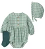 Carter's Set 3 piese Green - boneta, sosete si salopeta scurta foto