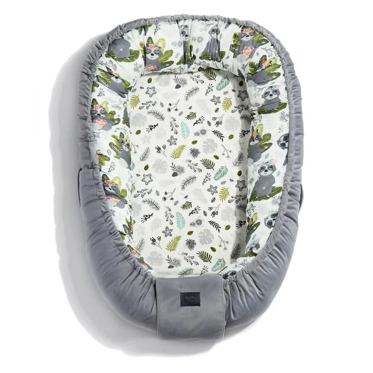 Babynest La Millou Velvet Collection - Yoga Sloth Squad - Graphite foto