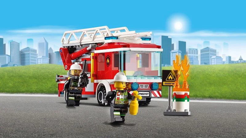 LEGO City - Пожарный автомобиль с лестницей foto