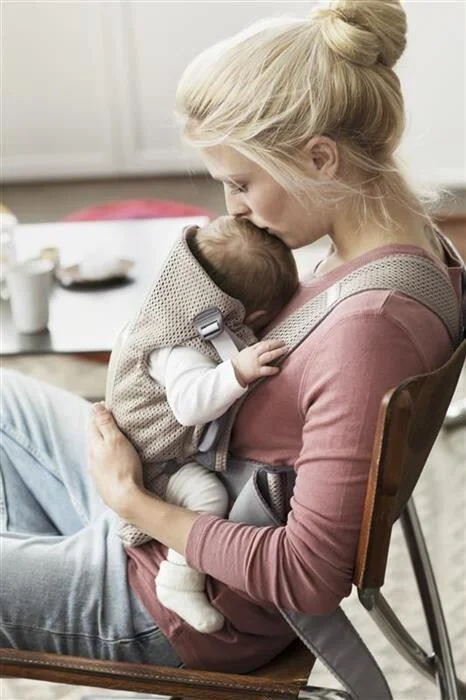 Marsupiu anatomic BabyBjorn Mini Greige cu pozitii multiple de purtare, Mesh