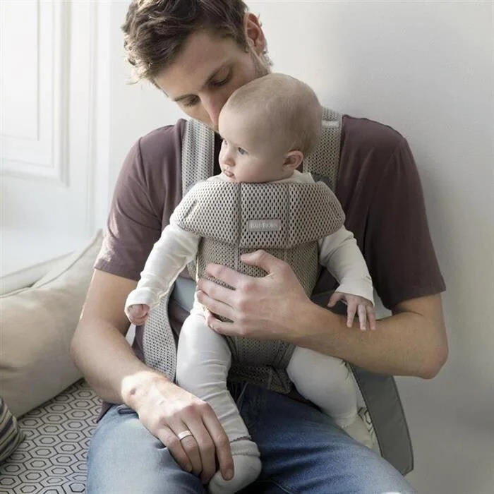 Marsupiu anatomic BabyBjorn Mini Greige cu pozitii multiple de purtare, Mesh