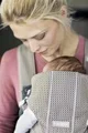 Marsupiu anatomic BabyBjorn Mini Greige cu pozitii multiple de purtare, Mesh