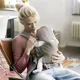 Marsupiu anatomic BabyBjorn Mini Greige cu pozitii multiple de purtare, Mesh