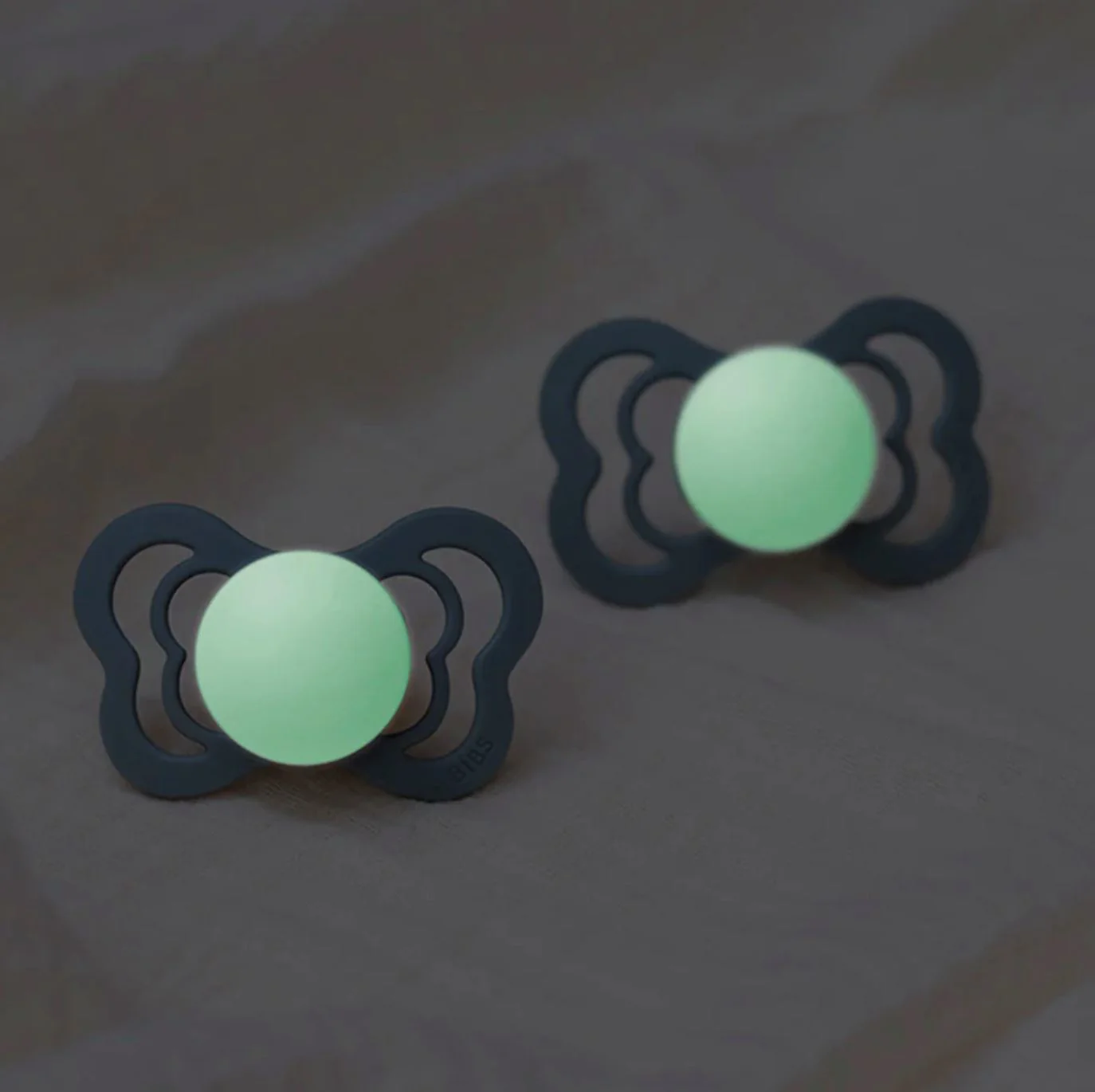 Set 2 suzete simetrice fosforescente din silicon BIBS Supreme Glow Sage/Cloud (0-6 luni) foto