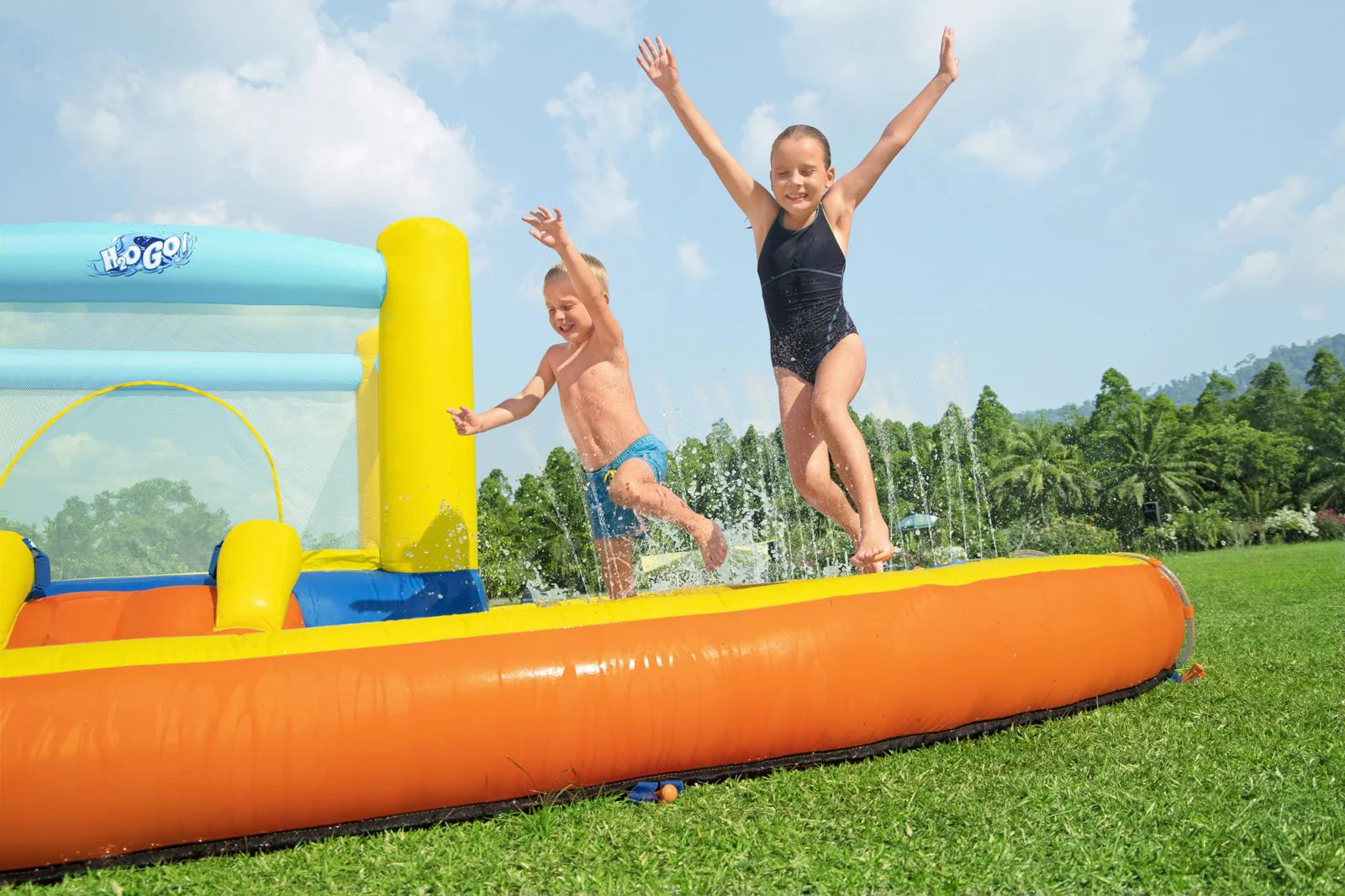 Надувной игровой центр Bestway Beach Bounce 365х340х152 см