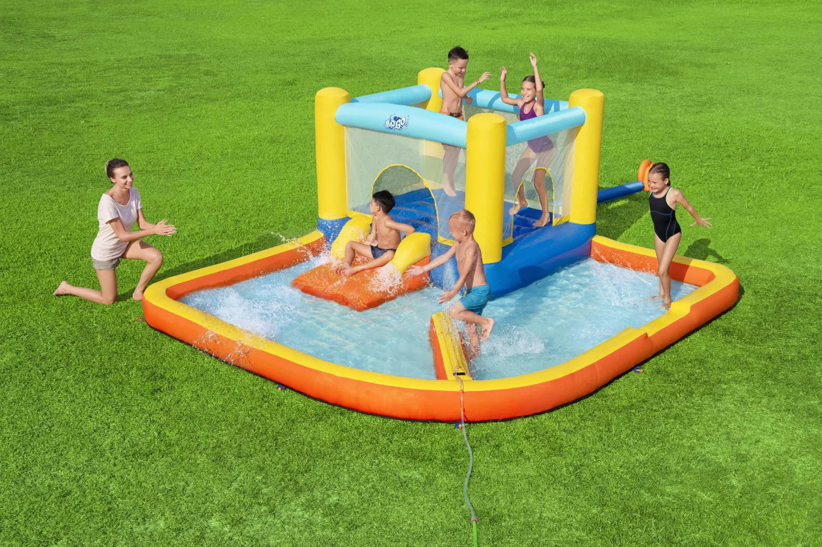 Надувной игровой центр Bestway Beach Bounce 365х340х152 см