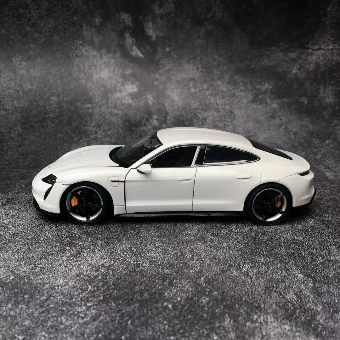 Машинa металлическaя Welly Porsche Taycan Turbo, 1:24