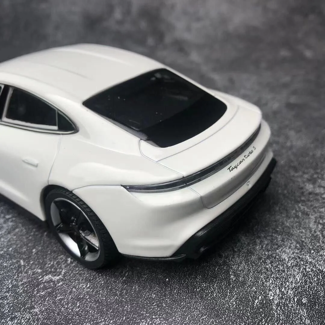 Машинa металлическaя Welly Porsche Taycan Turbo, 1:24