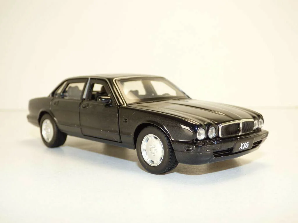 Модель автомобиля Jaguar XJ6, 1:36, Anthracite Механизм обратного хода, синхрон