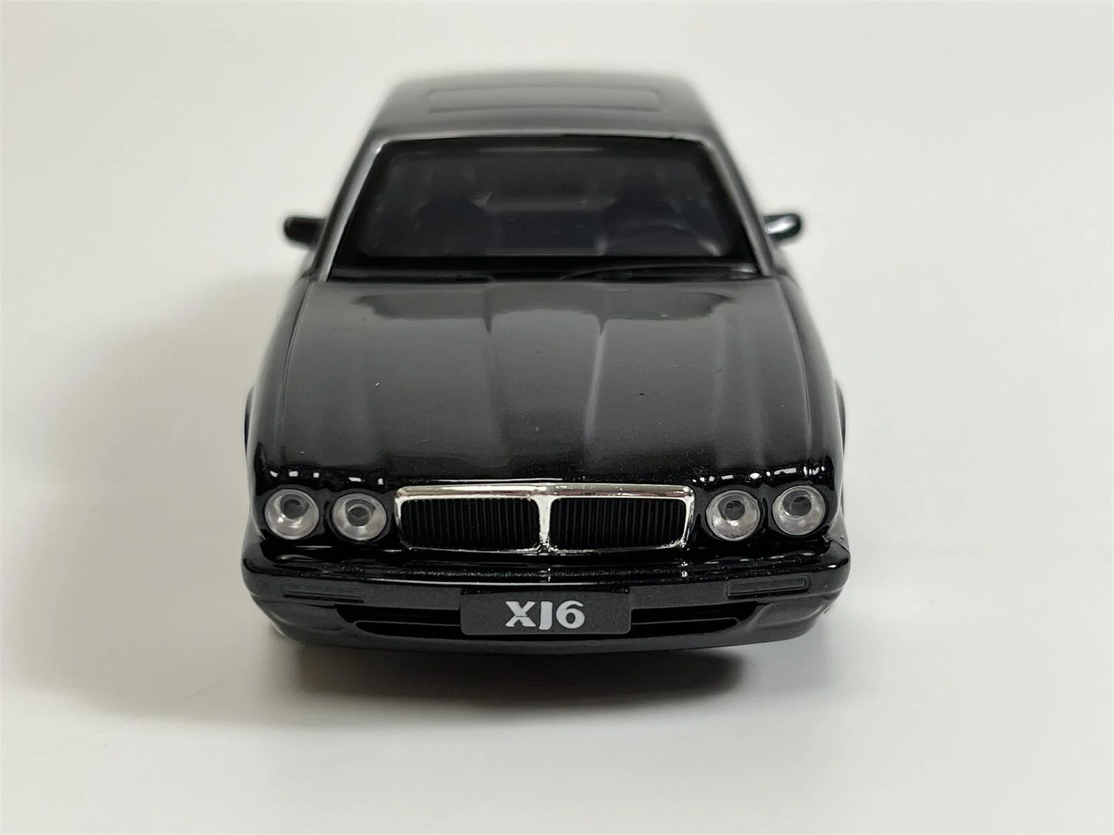 Модель автомобиля Jaguar XJ6, 1:36, Anthracite Механизм обратного хода, синхрон