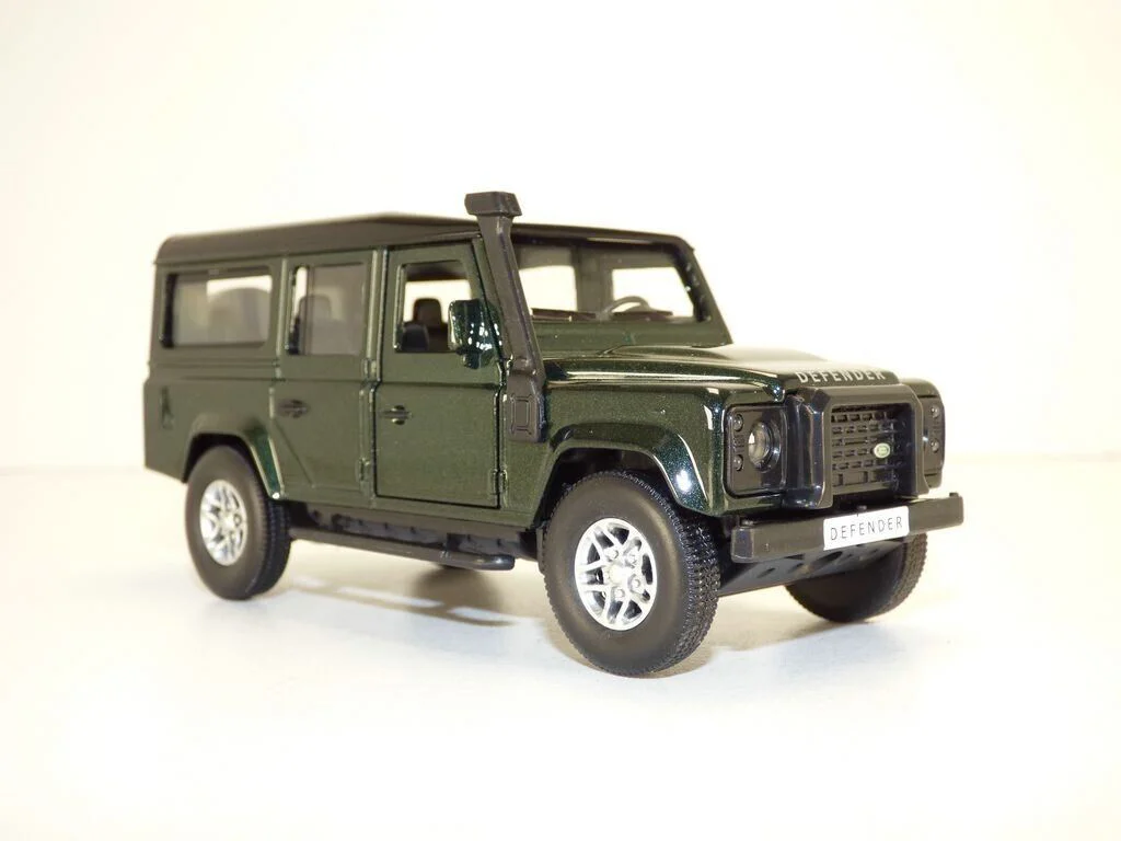 Автомобиль Land Rover Defender 110, масштаб 1:36, Galway Green foto