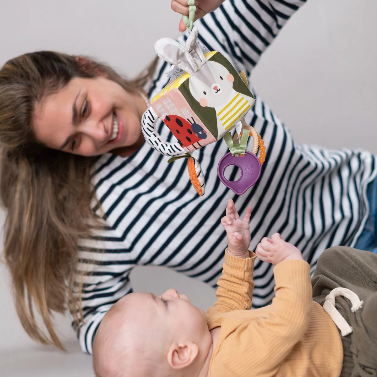Jucarie textila de agatat Taf Toys Gradina Urbana