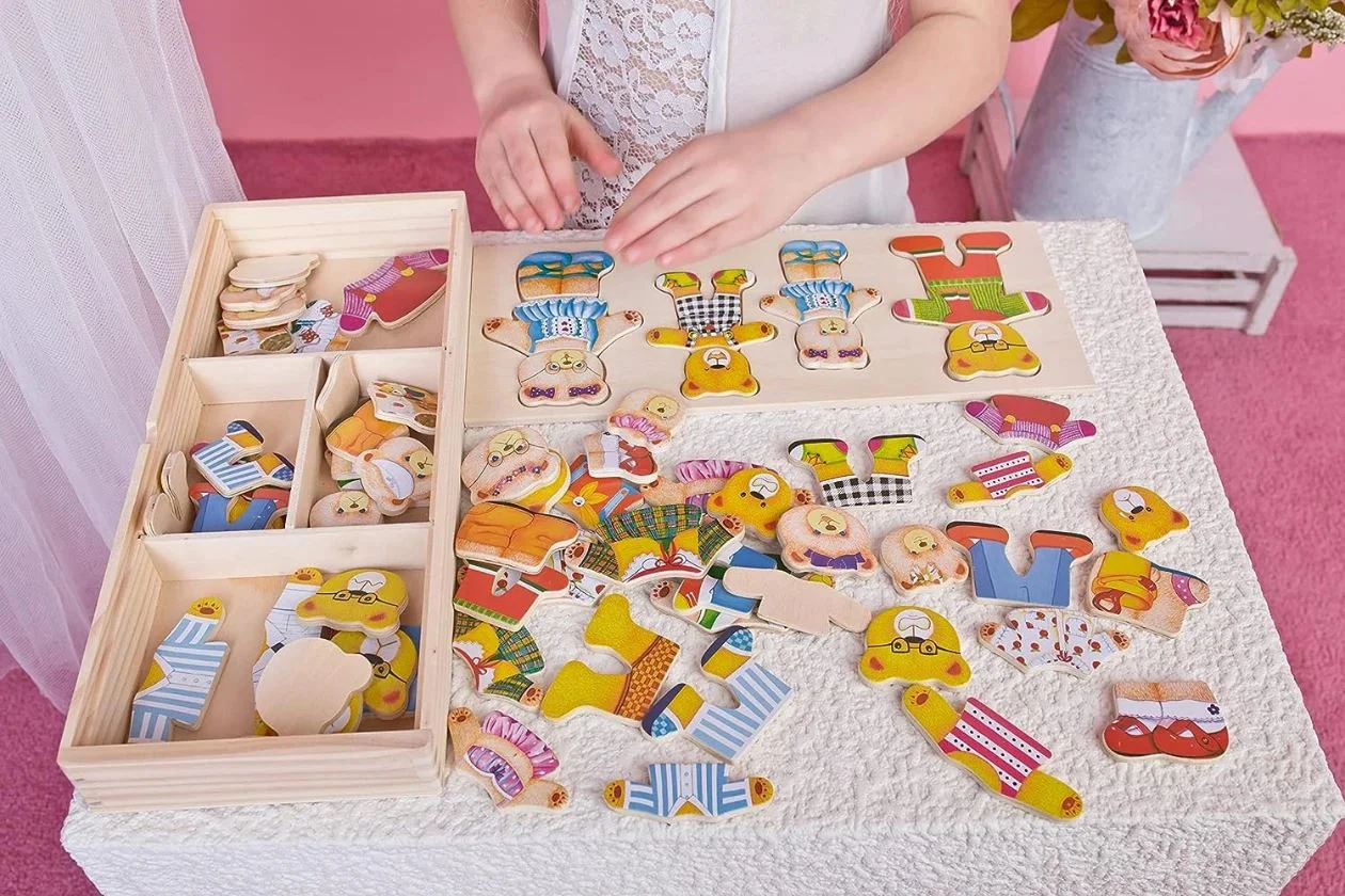 Puzzle din lemn Bino Imbraca familia ursilor, 72 el.