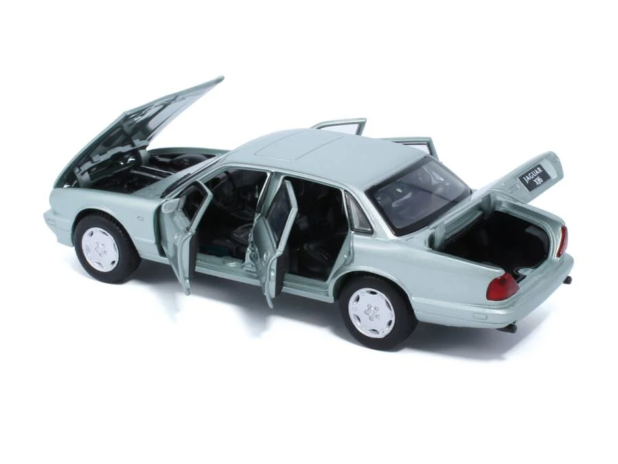 Macheta auto Tayumo Jaguar XJ6 Argintiu, 1:32 foto