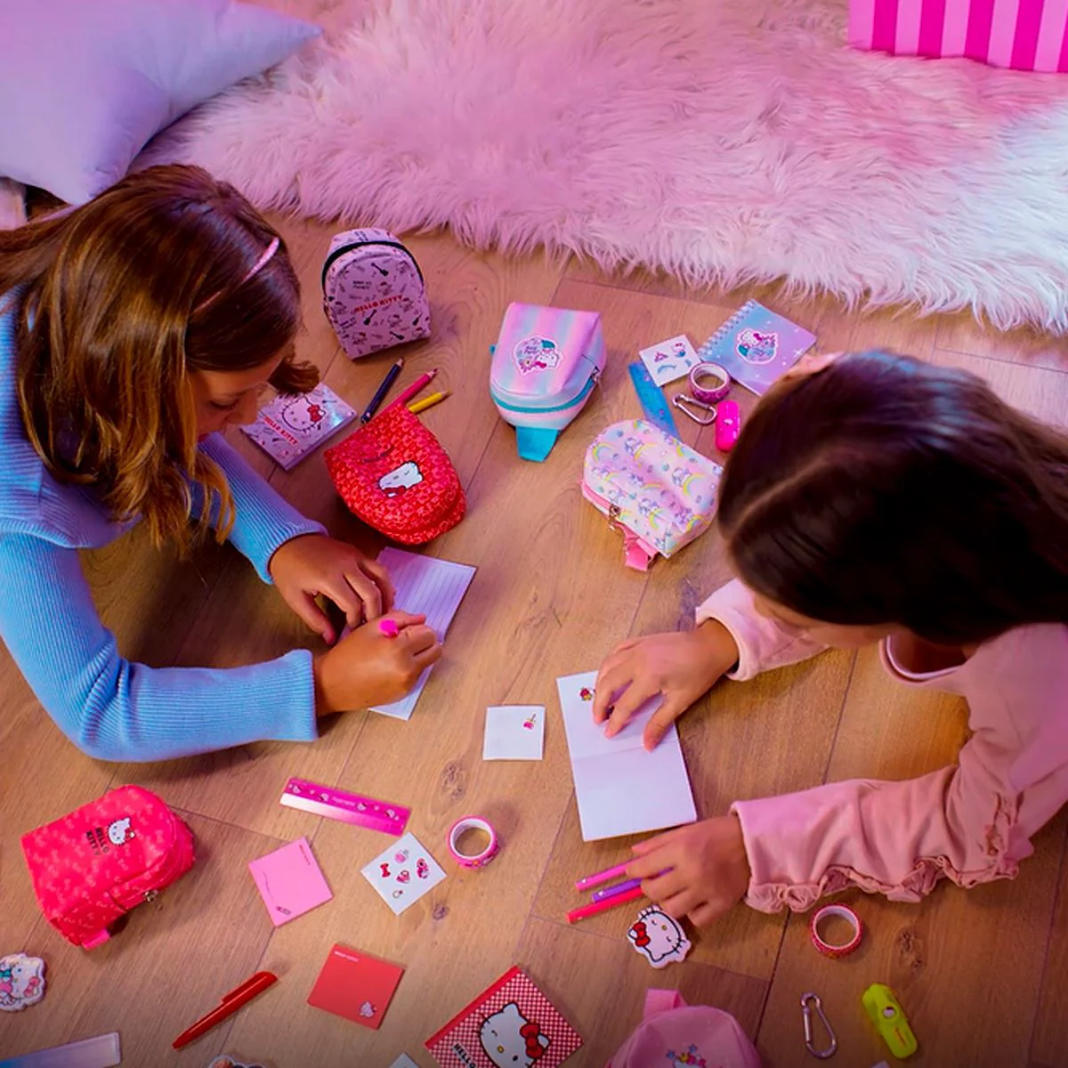 Gentuta de colectie Hello Kitty cu lucruri mici, dragute in interior foto