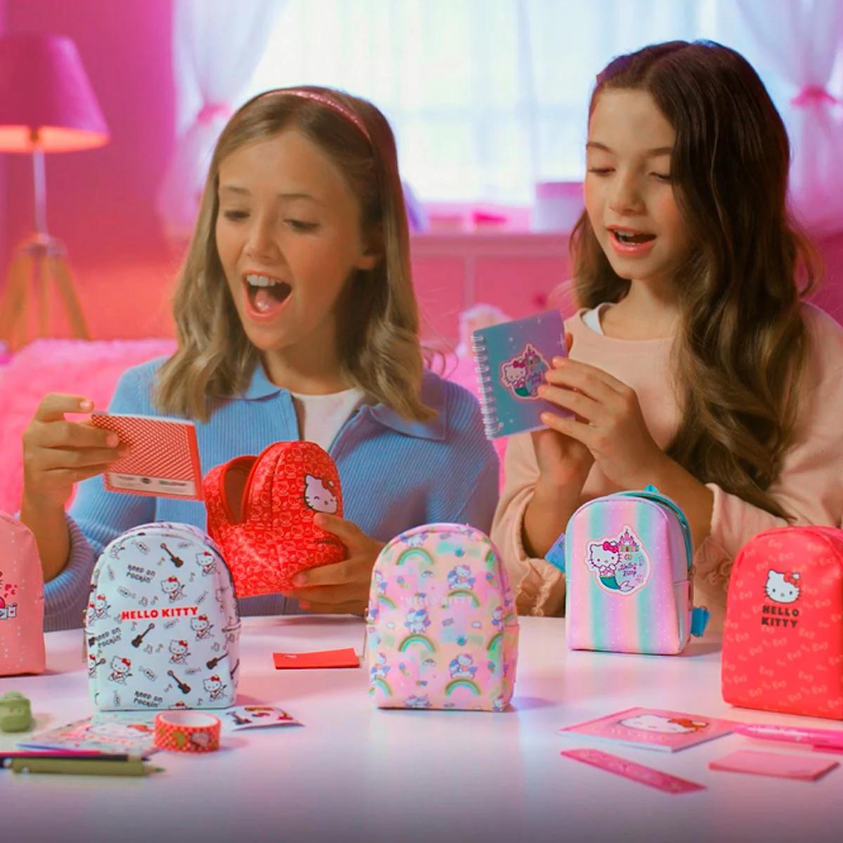 Gentuta de colectie Hello Kitty cu lucruri mici, dragute in interior foto