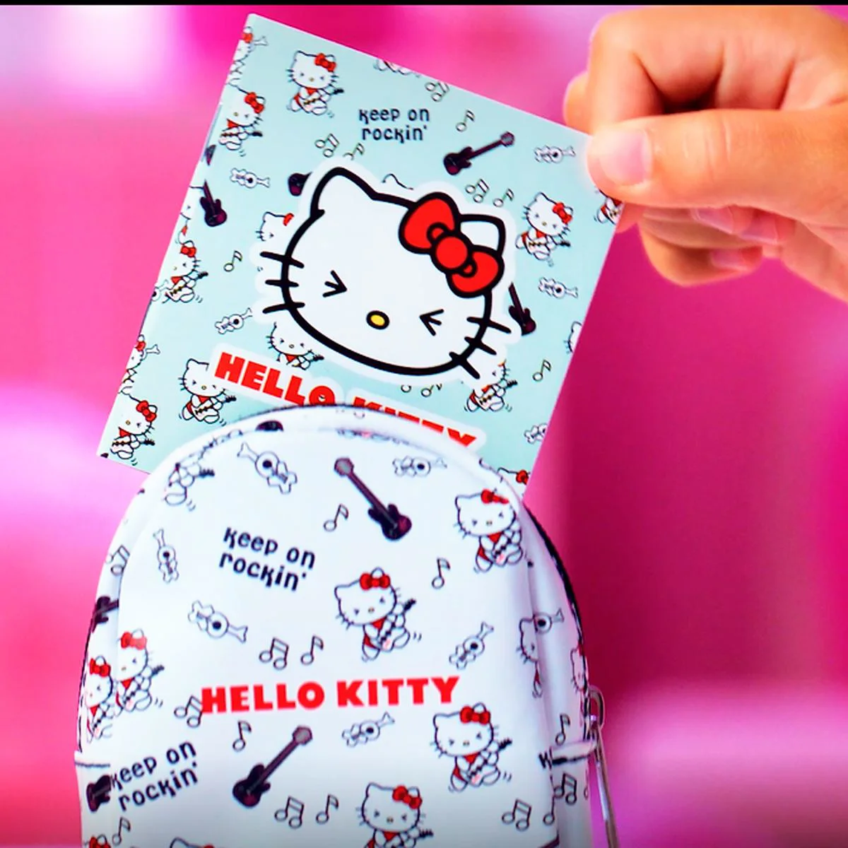 Gentuta de colectie Hello Kitty cu lucruri mici, dragute in interior foto
