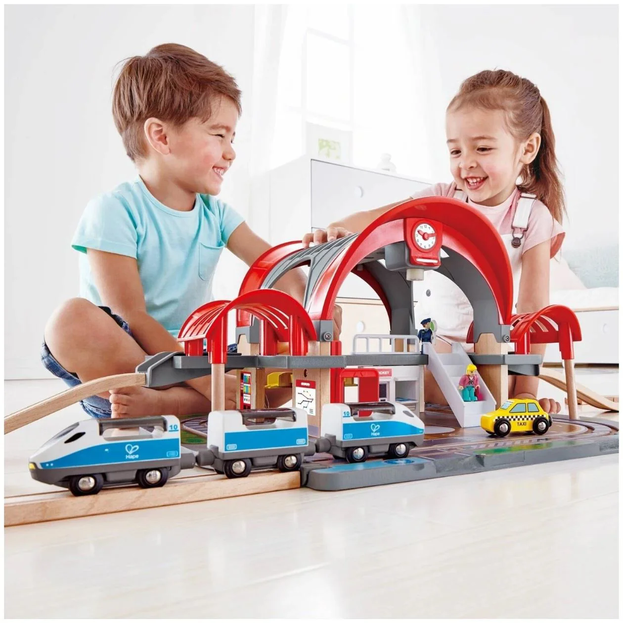 Игровой набор Hape Станция Гранд-Сити
