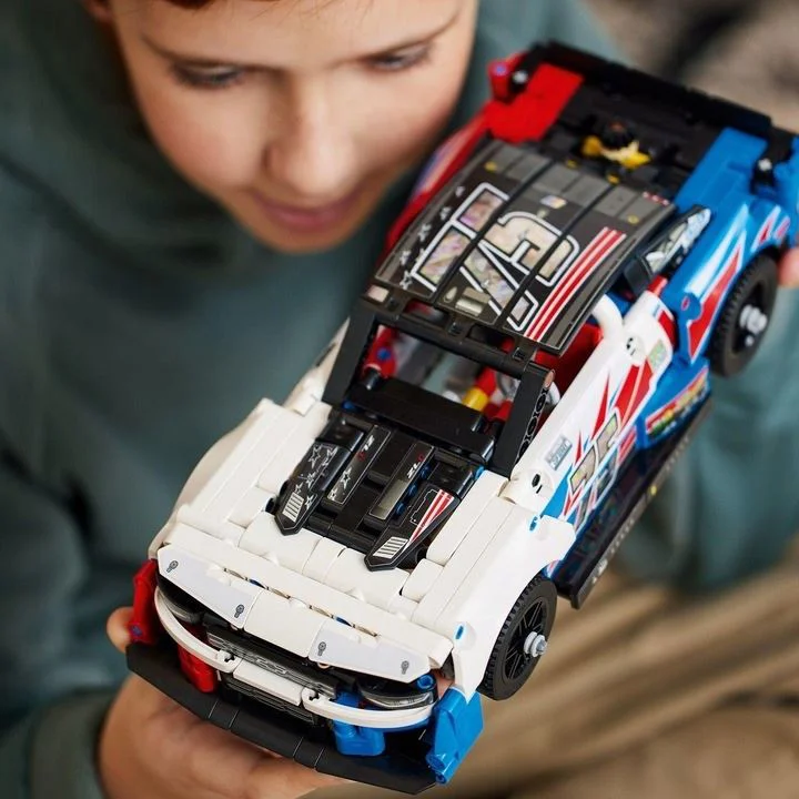 Конструктор Lego Technic Chevrolet Camamro ZL1, 672 эл. foto