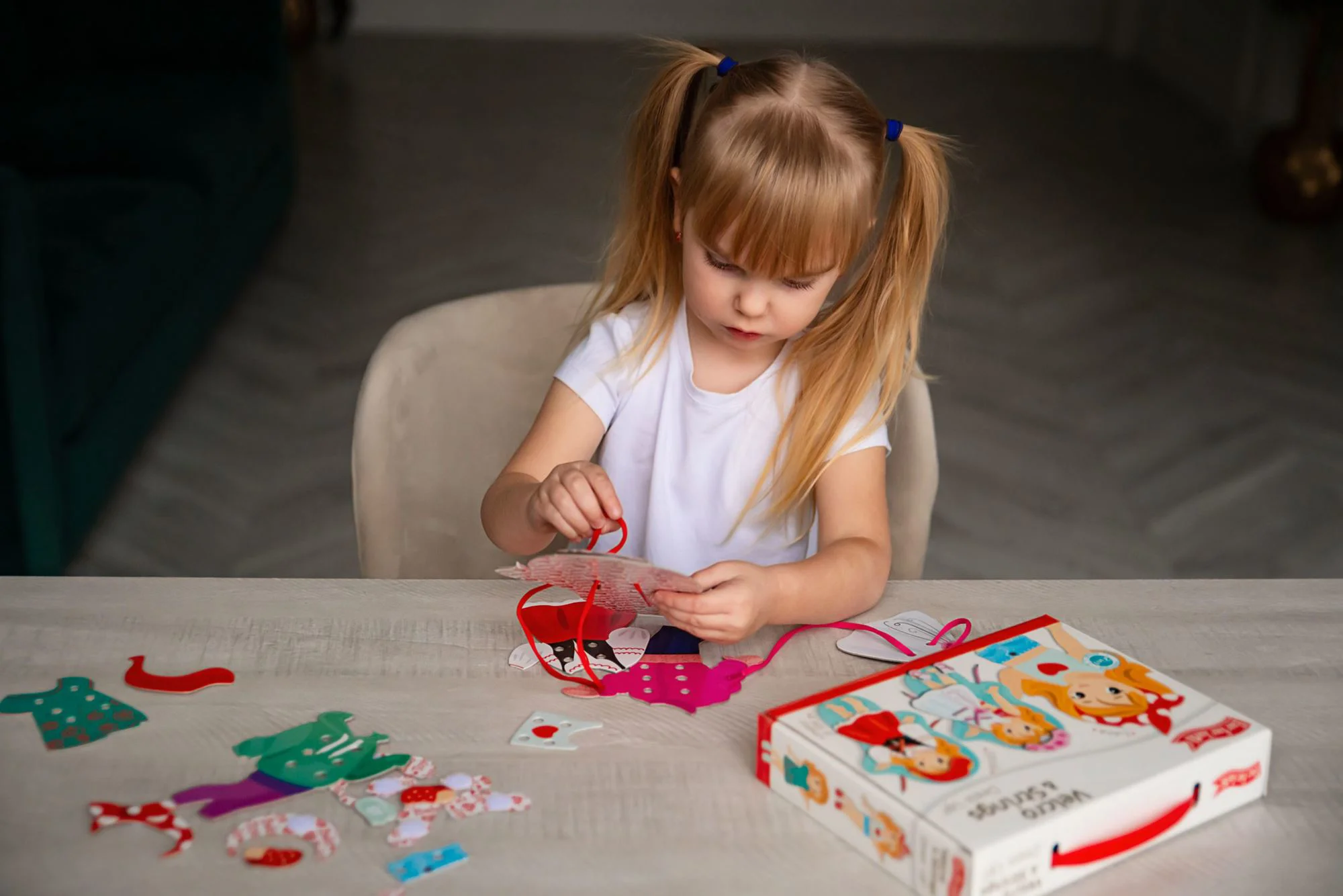 Joc educativ cu sireturi si velcro Far Far Land Imbraca Papusa