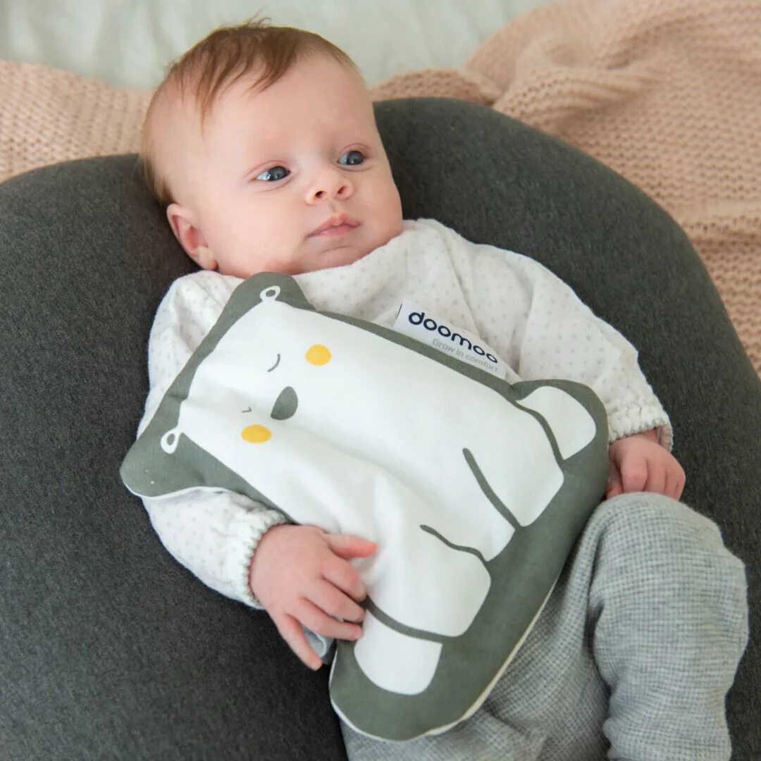 Perna termica anti-colici din bumbac organic Doomoo Snoogy Bear cu samburi naturali