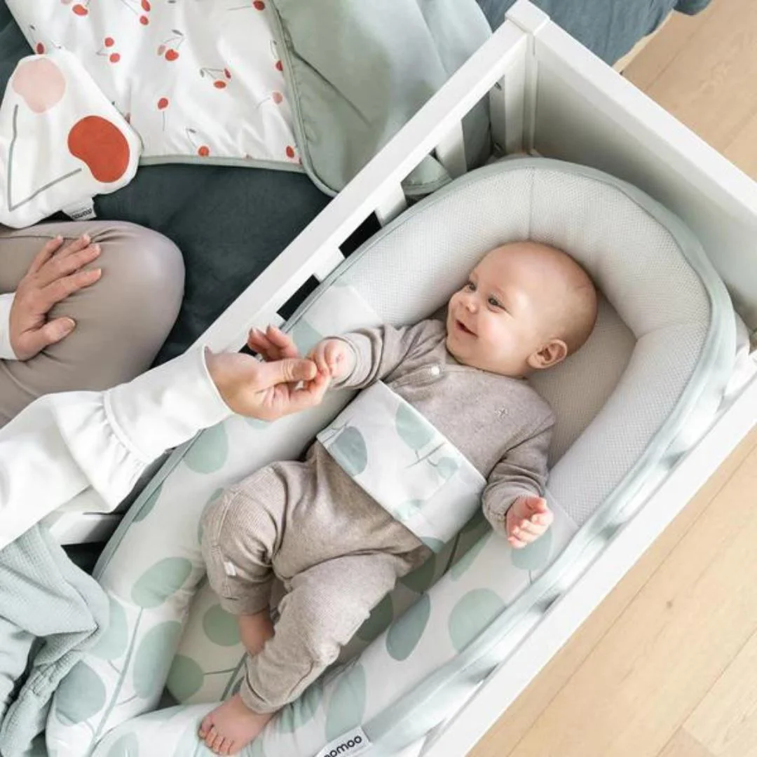 Babynest din bumbac organic Doomoo Cocoon Leaves Aqua Green