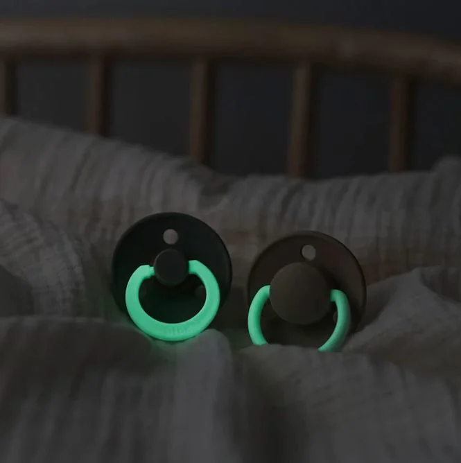 Suzeta rotunda din latex BIBS Glow Dark Oak (0-6 luni) foto