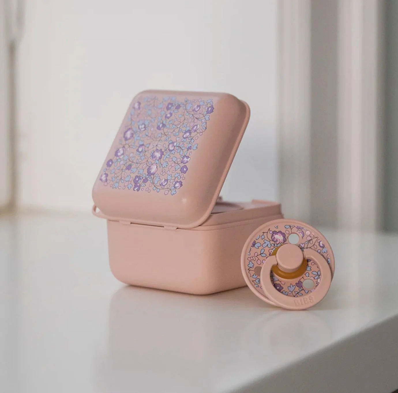 Многофункциональная коробка BIBS LIBERTY Eloise Blush для хранения пустышек foto