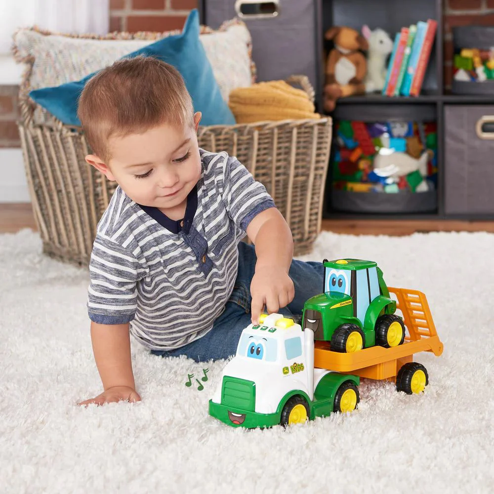 Jucarie interactiva Tomy Tractor cu remorca