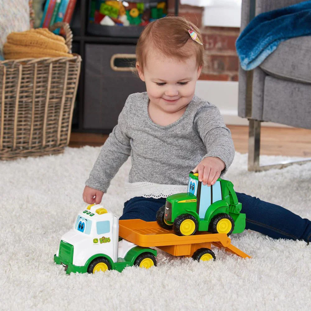 Jucarie interactiva Tomy Tractor cu remorca