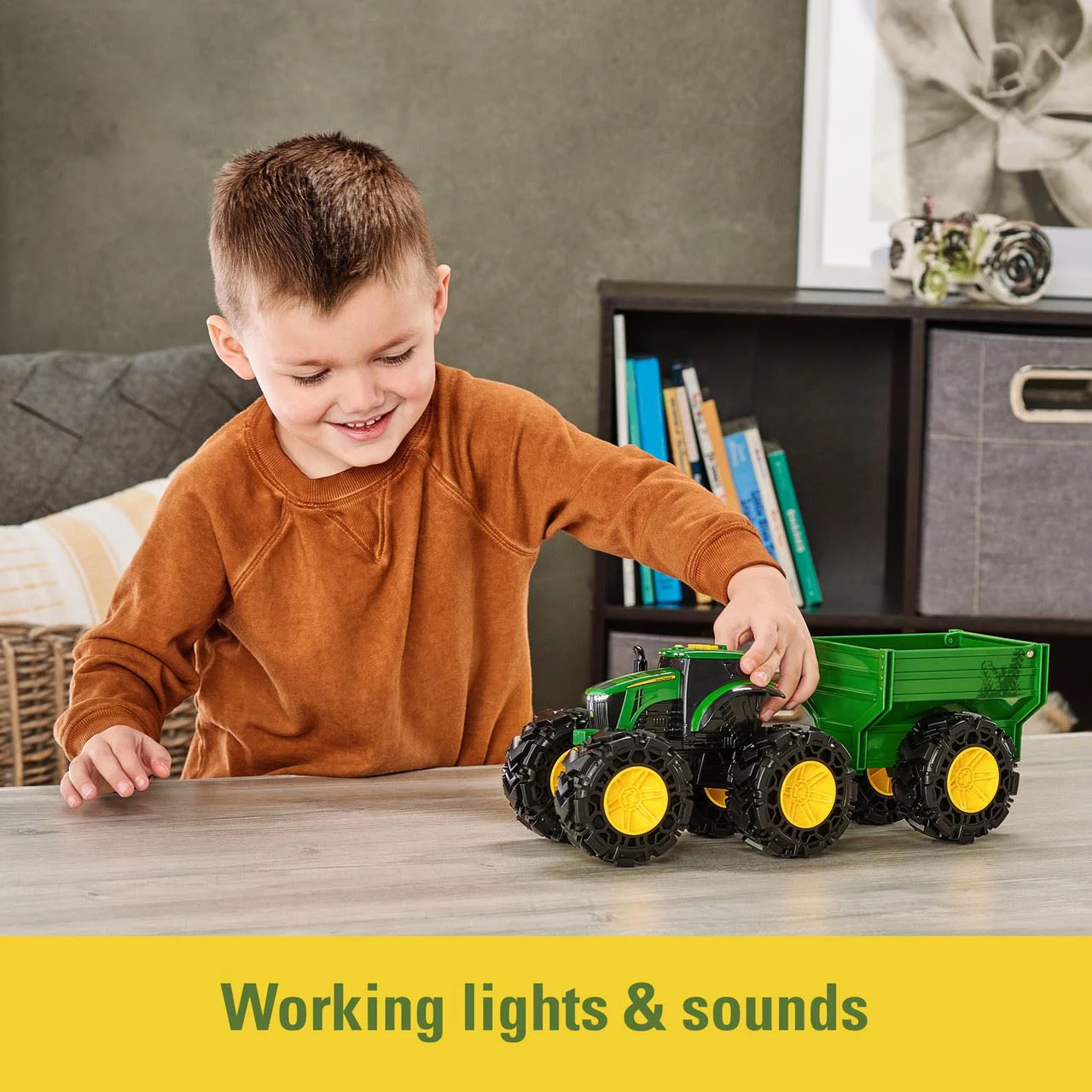 Jucarie interactiva Tomy John Deere Tractor cu remorca