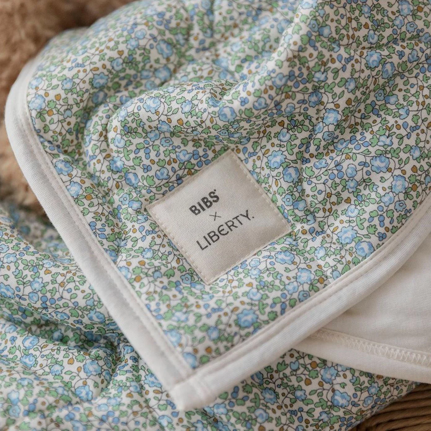 Patura matlasata BIBS Liberty Chamomile Lawn Violet Sky (85x110 cm)