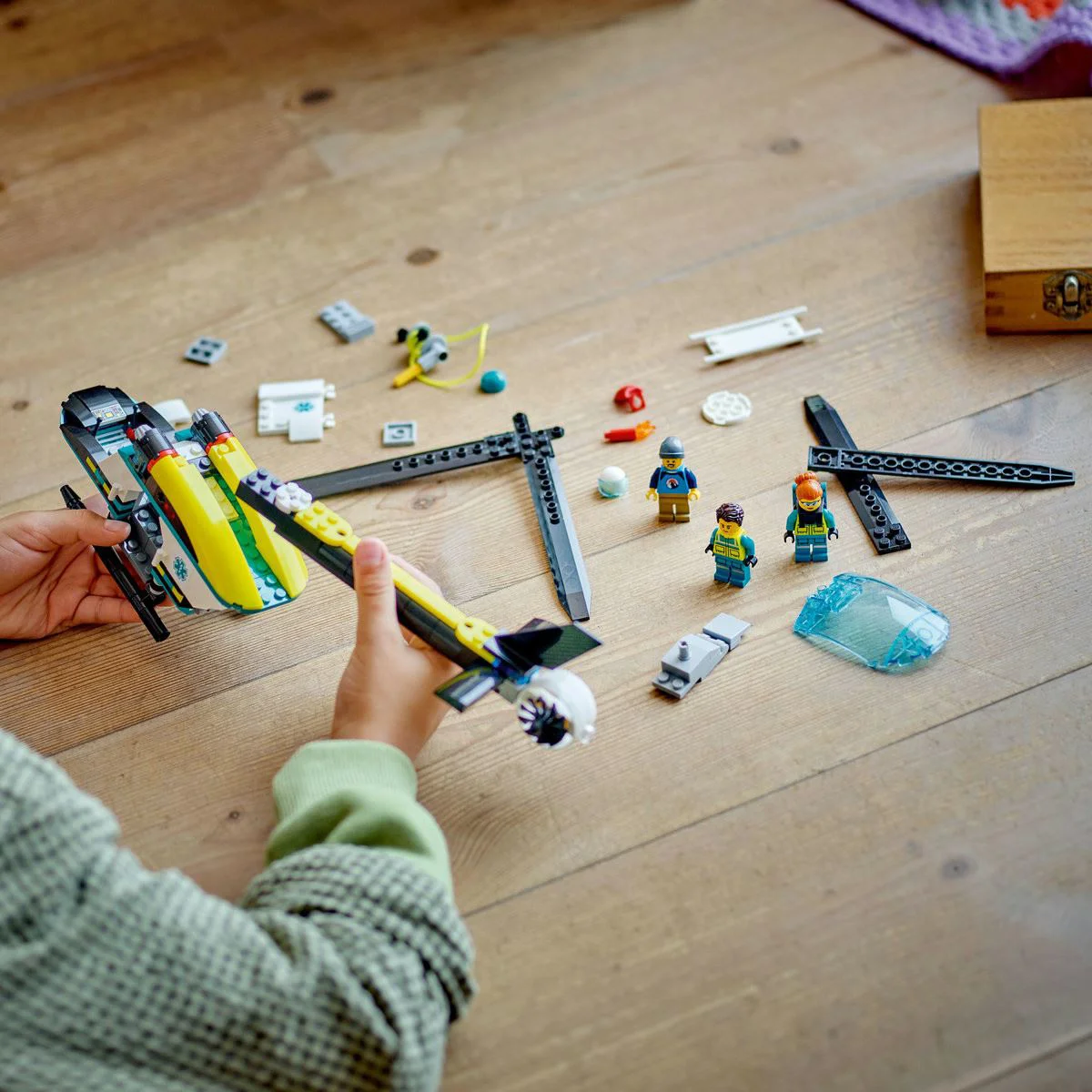 Set de constructie LEGO City Elicopter de salvare, 226 el. foto