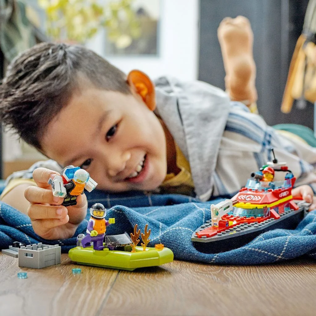 Конструктор LEGO City Barca de salvare a pompierilor, 144 эл. foto