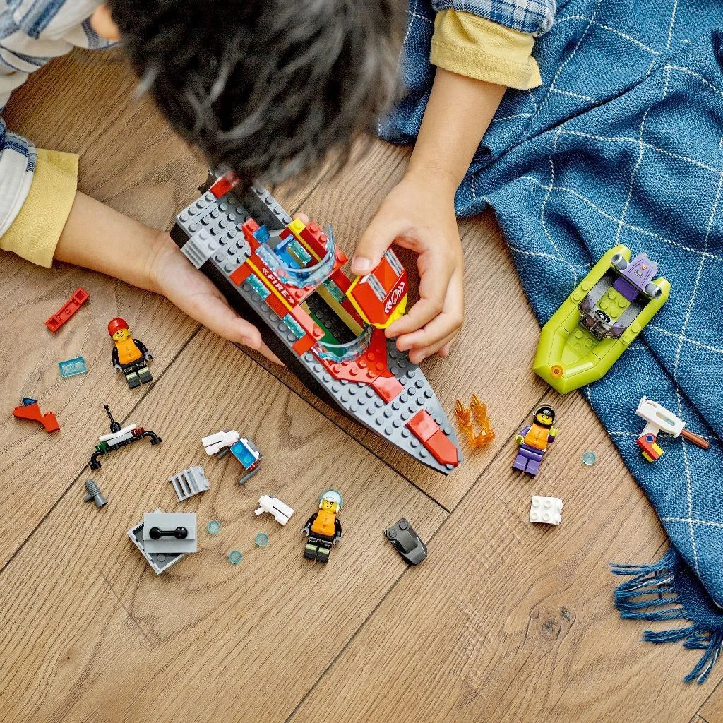 Конструктор LEGO City Barca de salvare a pompierilor, 144 эл. foto