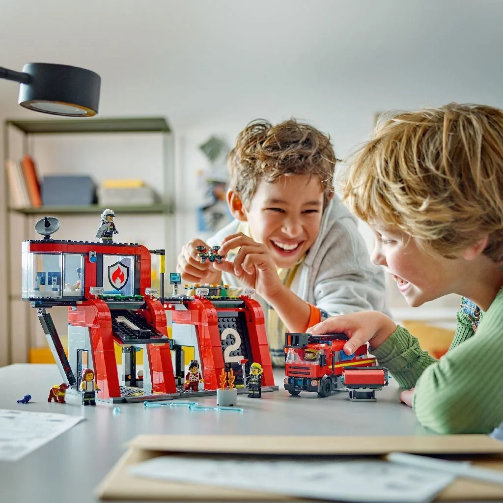 Конструктор LEGO City Пожарная станция и грузовик, 843 эл. foto