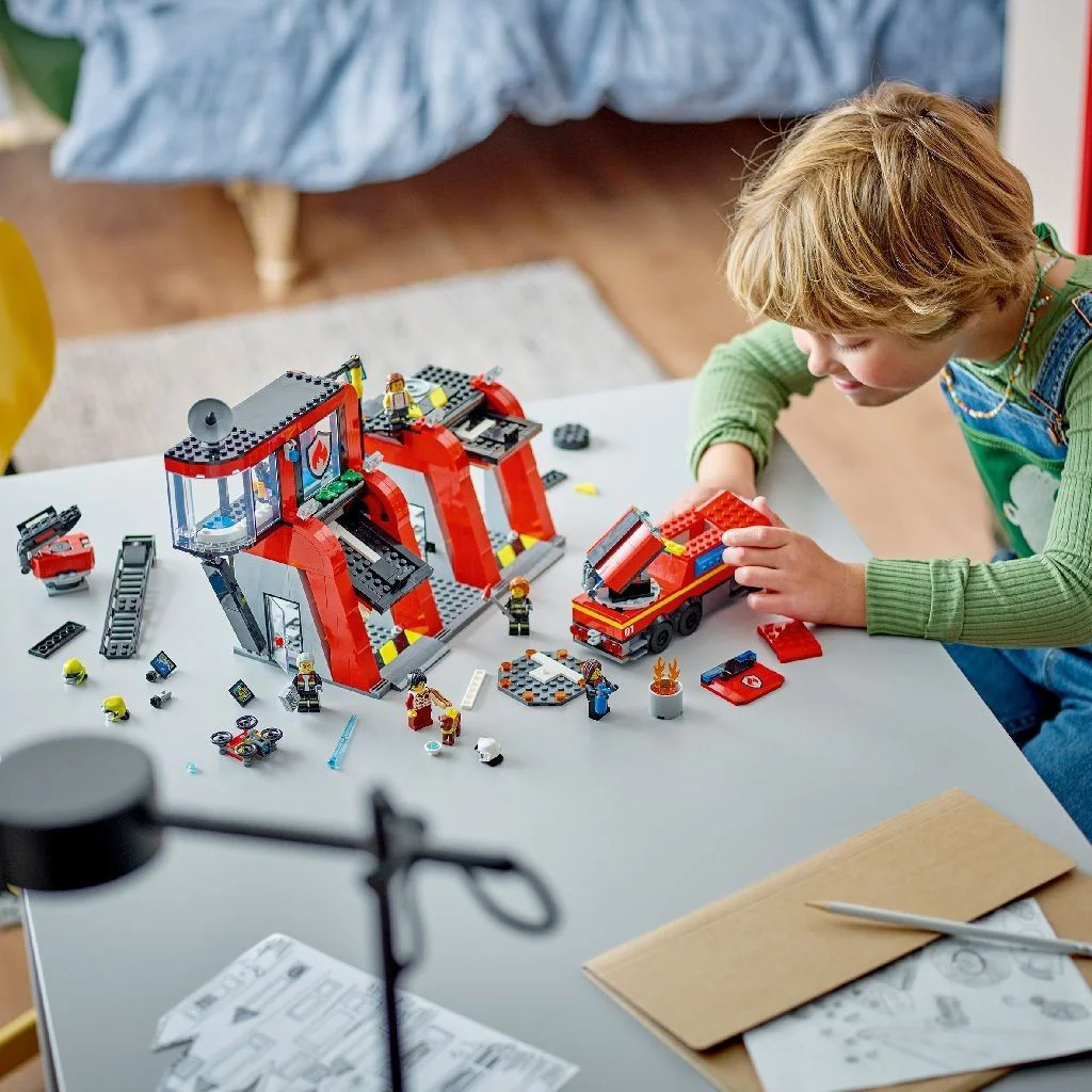 Конструктор LEGO City Пожарная станция и грузовик, 843 эл. foto