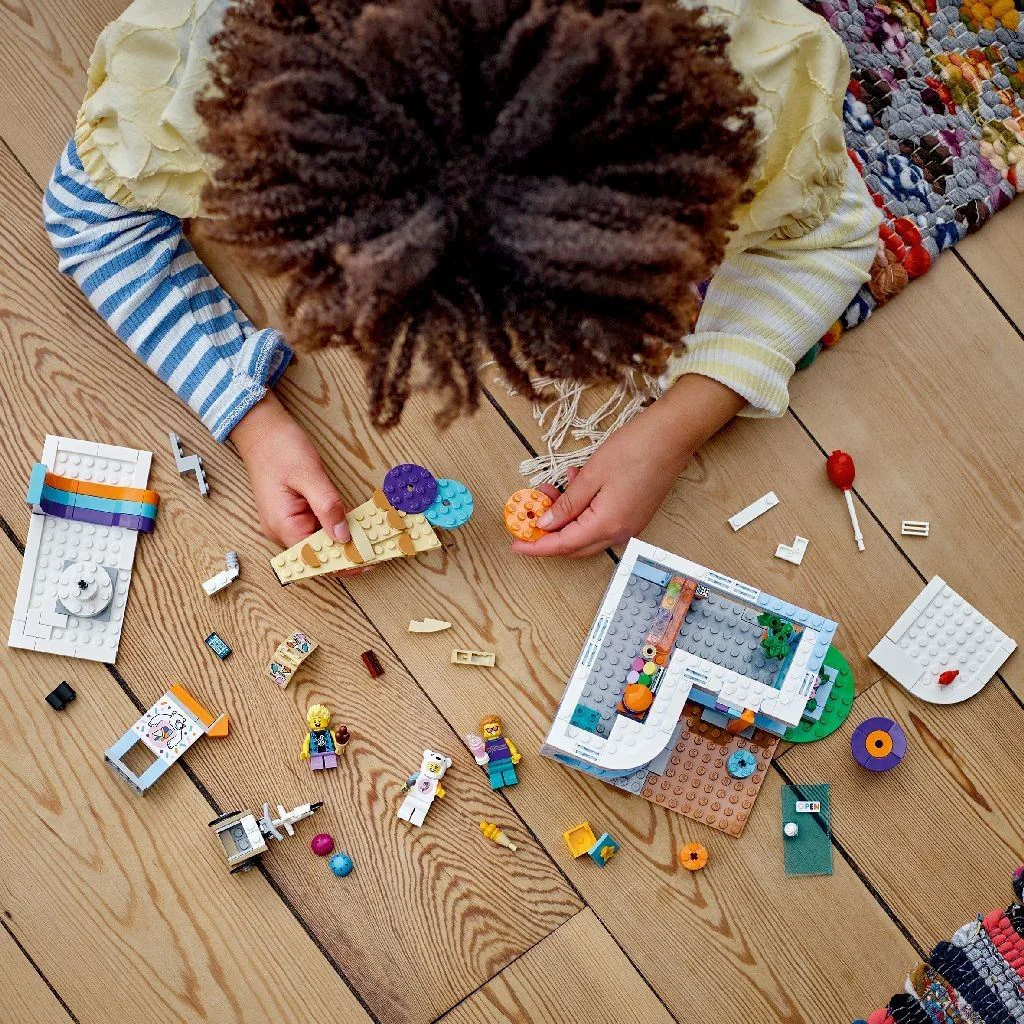 Set de constructie LEGO City Magazin de inghetata, 296 el. foto