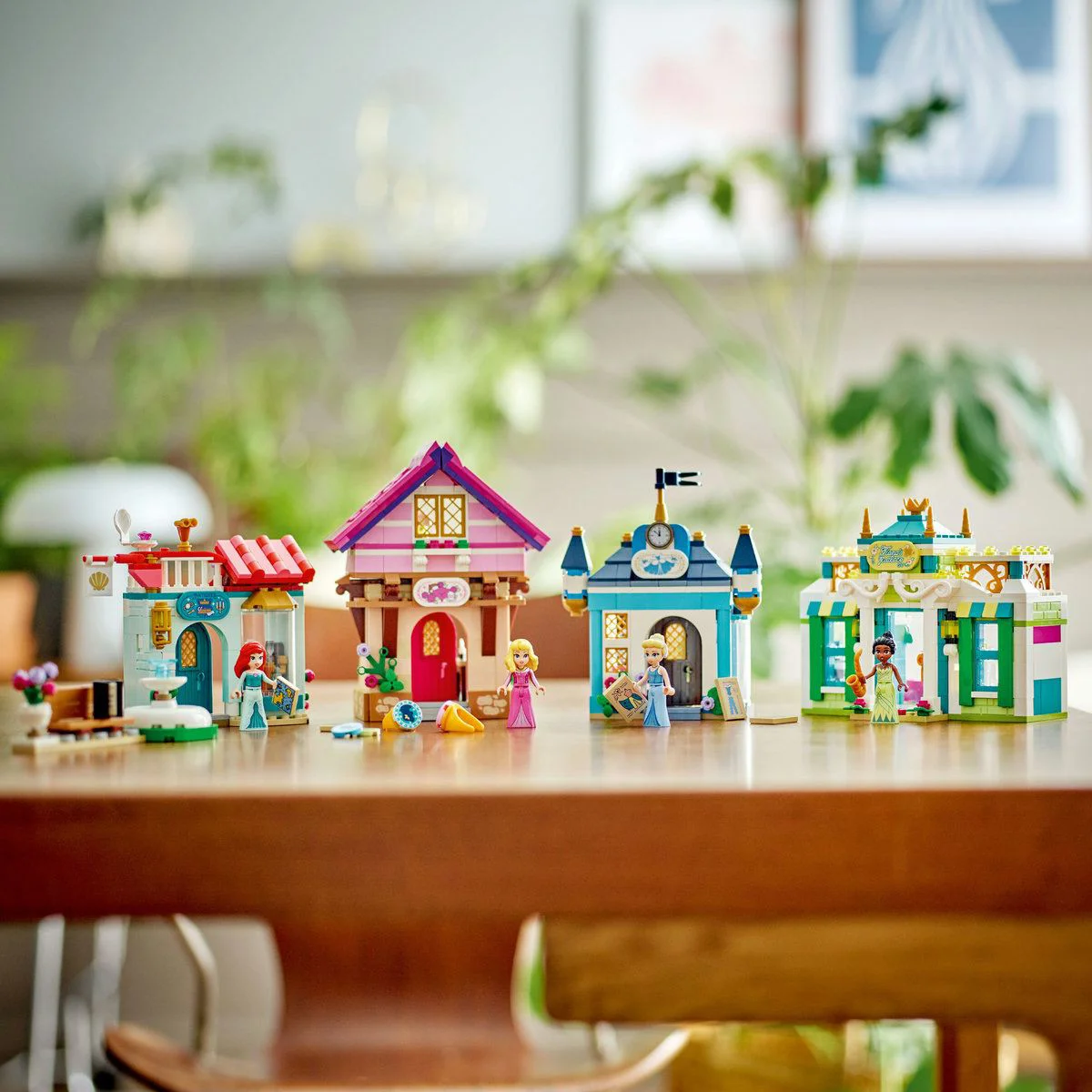 Set de constructie LEGO Disney Aventura printeselor la piata, 817 el. foto