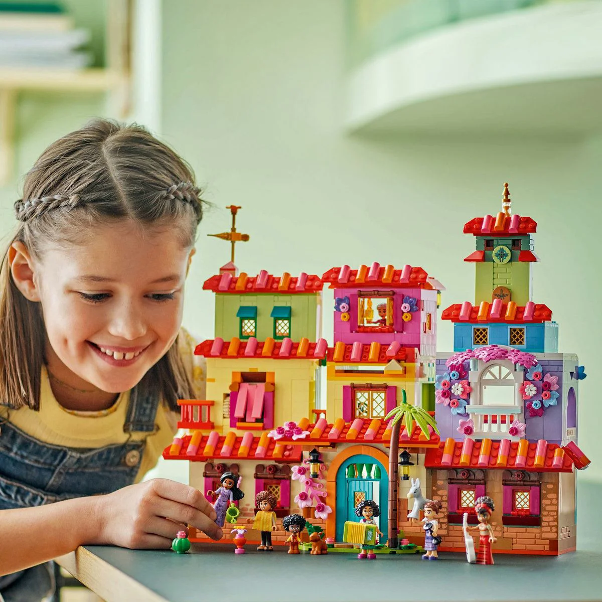 Конструктор LEGO Disney Волшебный дом семьи Мадригал, 1560 эл. foto