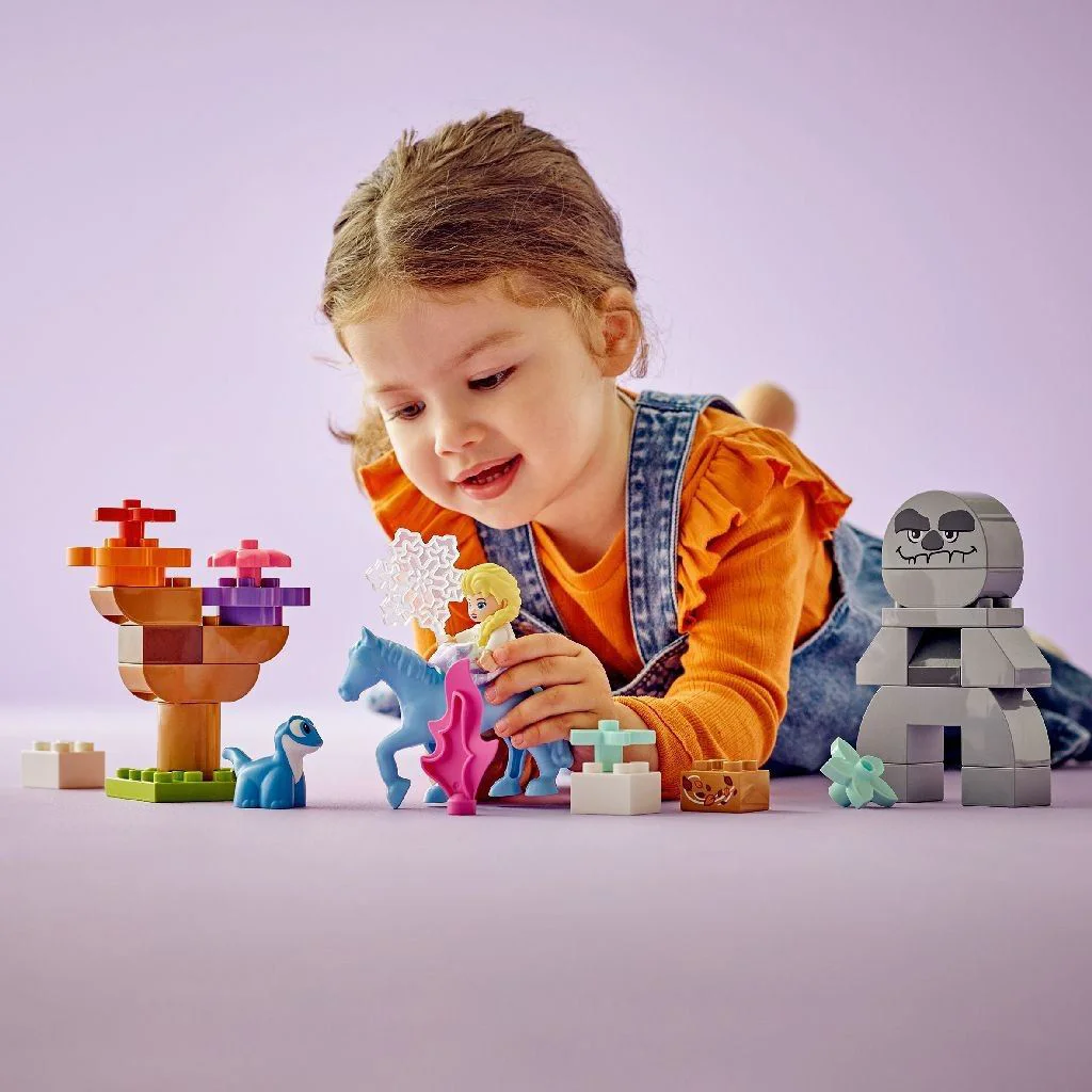 Set de constructie LEGO Duplo Elsa si Bruni in padurea fermecata, 31 el. foto