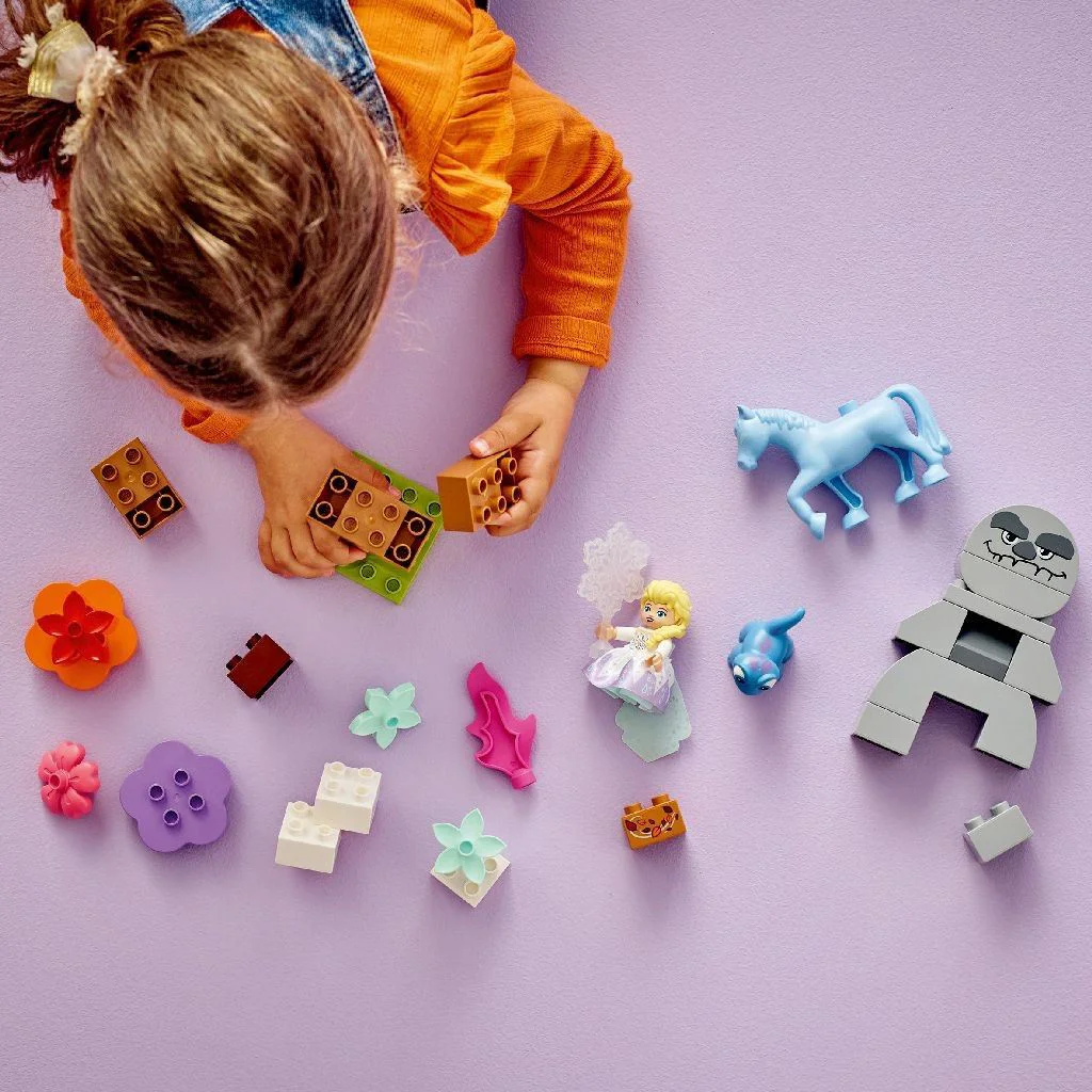 Set de constructie LEGO Duplo Elsa si Bruni in padurea fermecata, 31 el. foto