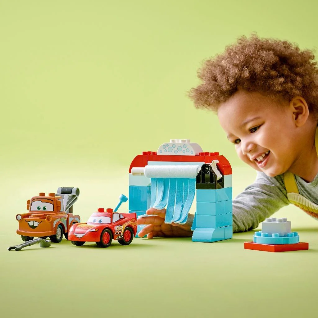 Constructor LEGO Duplo Distractie la spalatorie cu Fulger Mcqueen si Mater, 29 el.