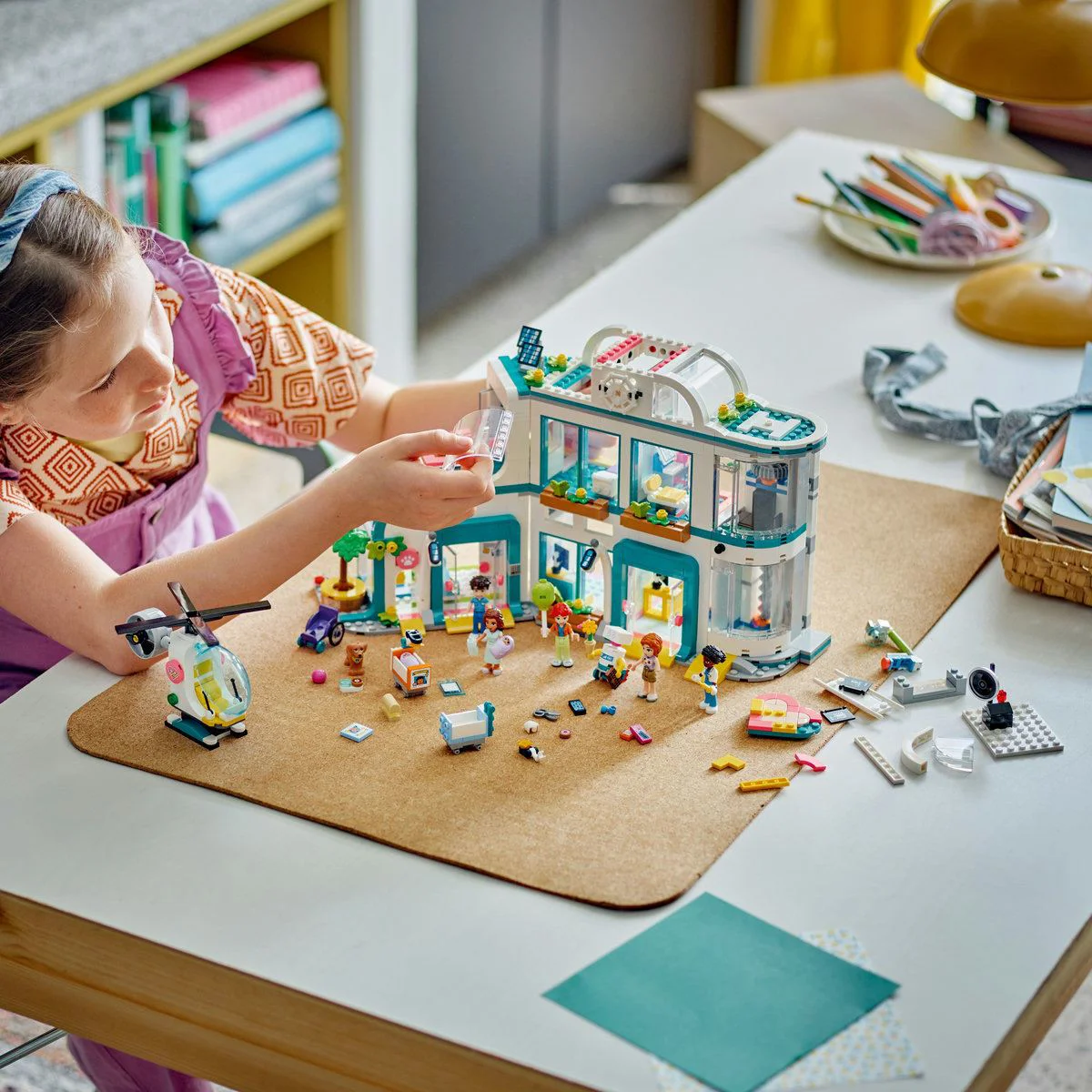 Конструктор LEGO Friends Городская больница Хартлейк, 1045 эл. foto
