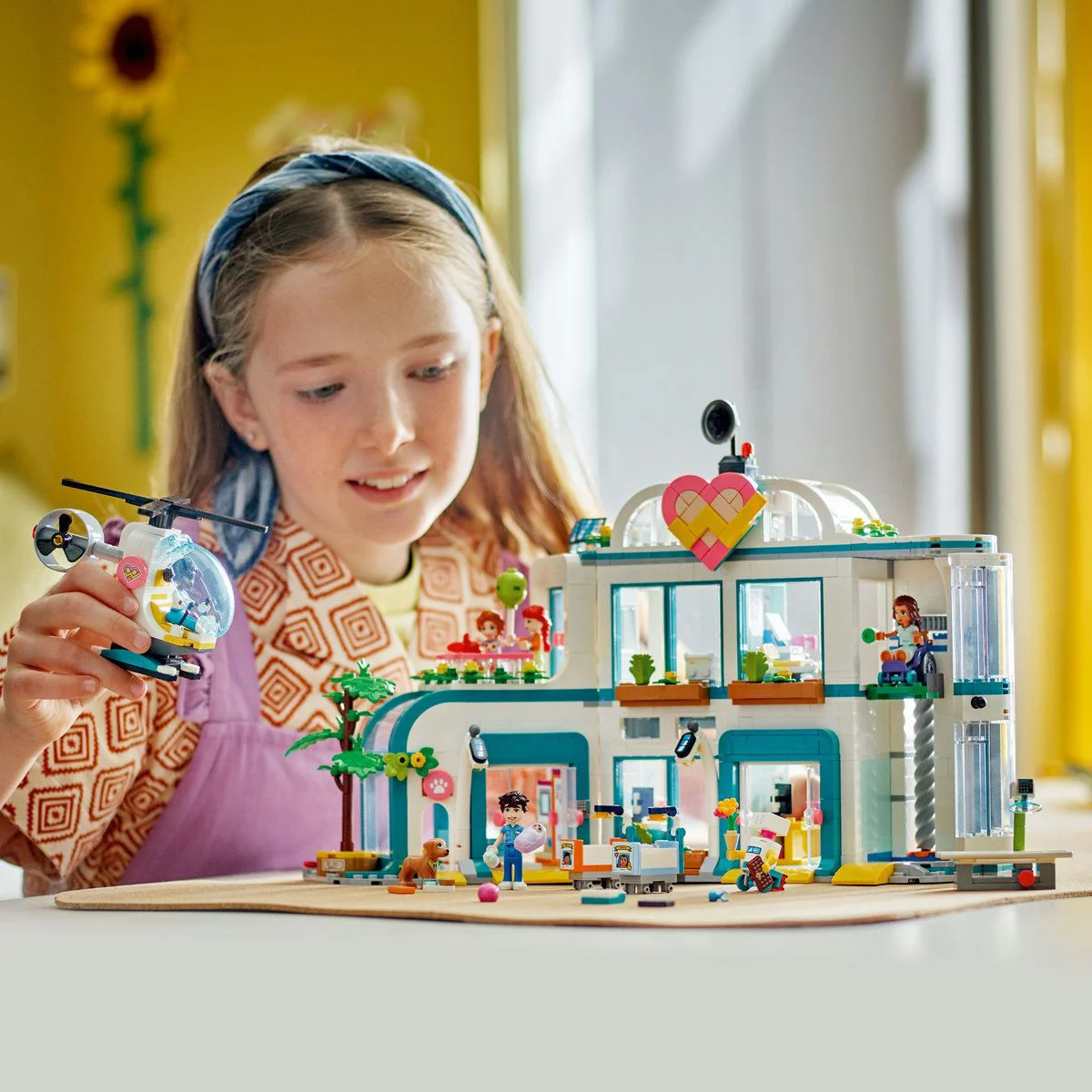 Конструктор LEGO Friends Городская больница Хартлейк, 1045 эл. foto