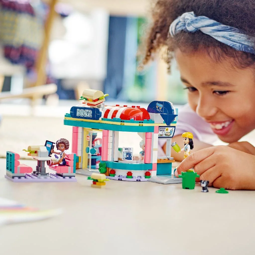 Конструктор LEGO Friends Ресторан в центре Хартлейка, 346 эл. foto