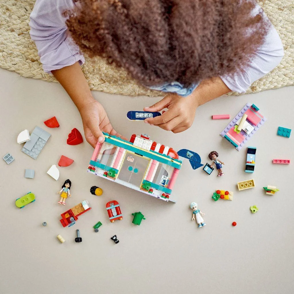 Конструктор LEGO Friends Ресторан в центре Хартлейка, 346 эл. foto