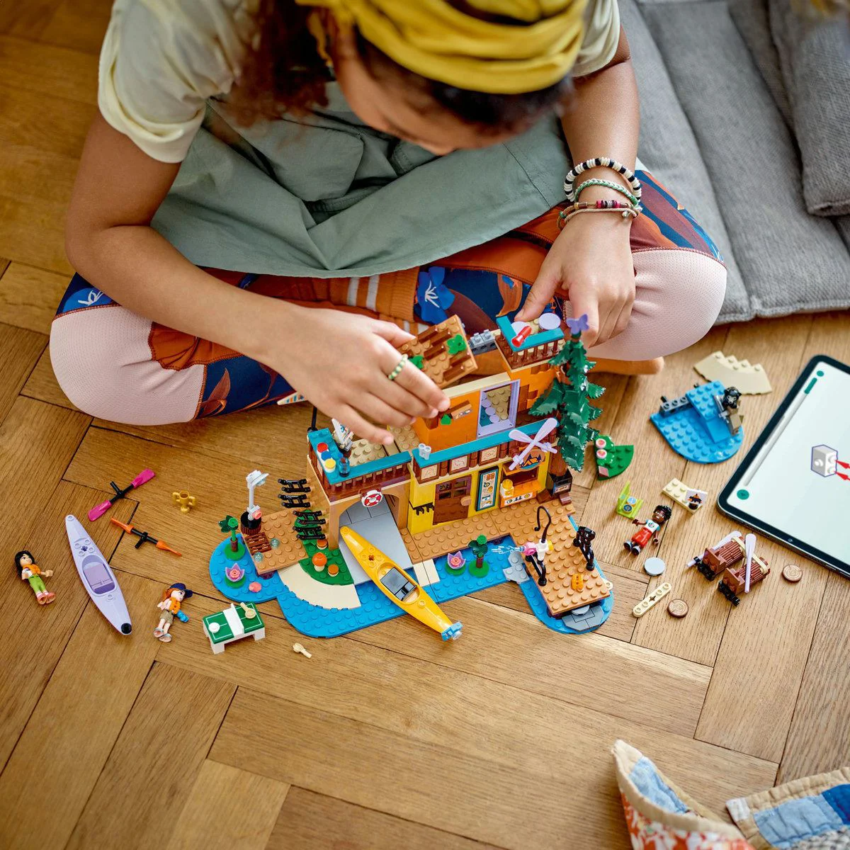 Set de constructie LEGO Friends Sporturi nautice in tabara de aventuri, 628 el. foto
