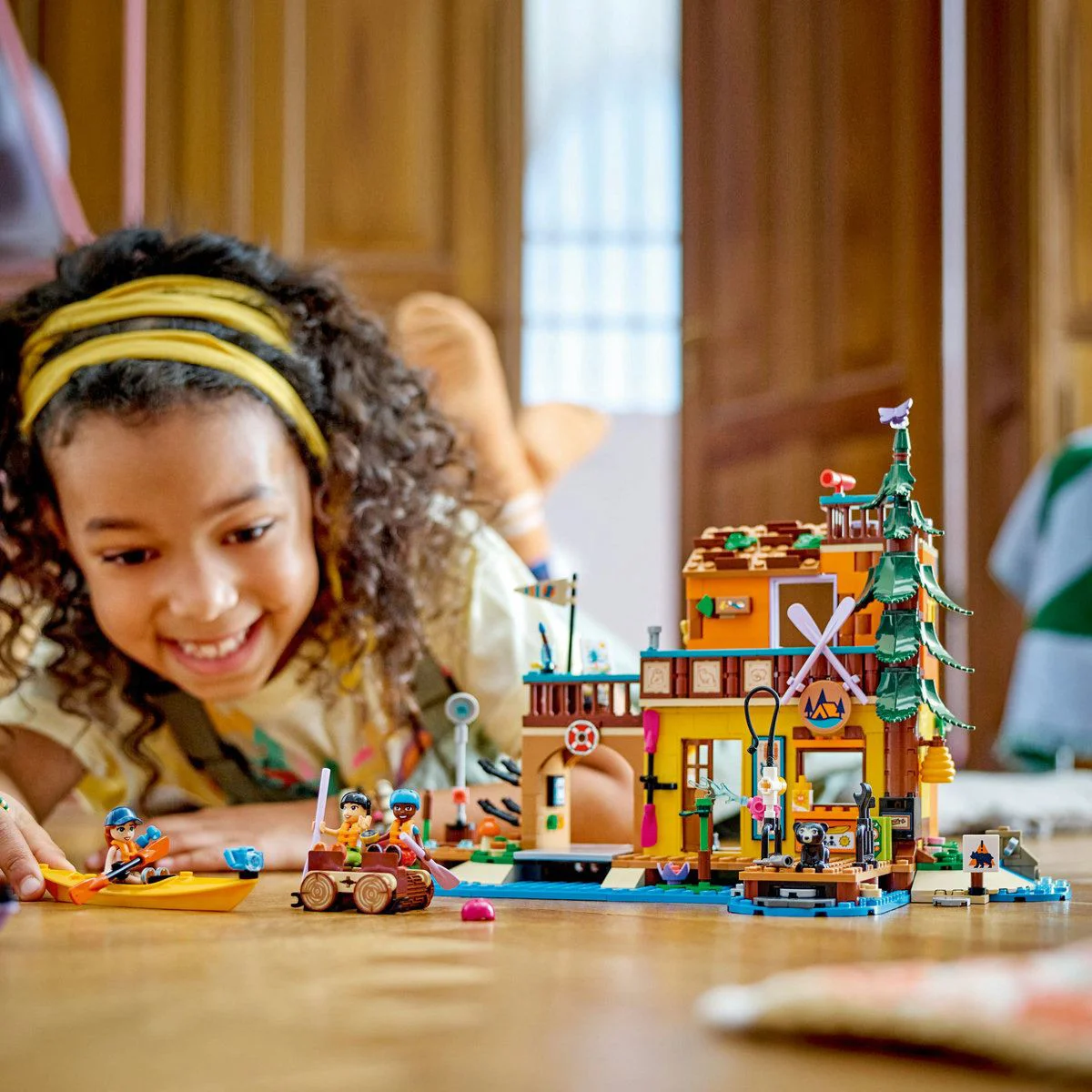 Set de constructie LEGO Friends Sporturi nautice in tabara de aventuri, 628 el. foto
